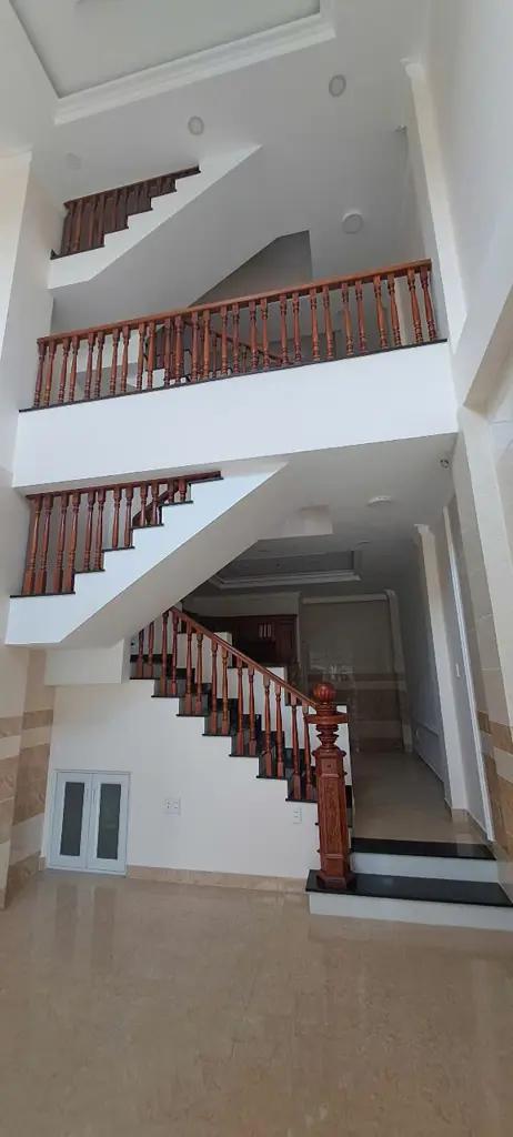 Main-Nhà 50m2 Mới, Đẹp Ngay Chợ Bình Triệu!-0