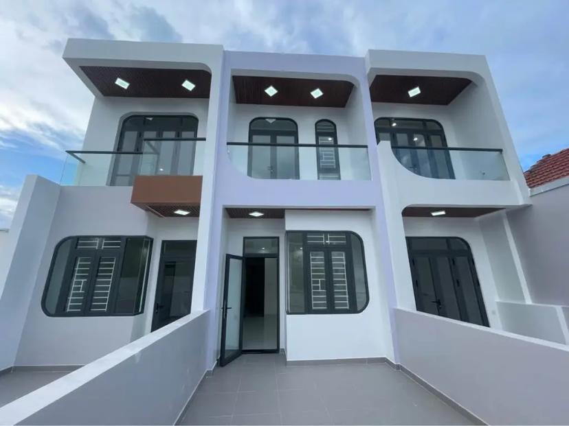BÁN NHÀ GẦN BIỂN NHA TRANG 3 TẦNG MỚI HOÀN THIỆN - 107M2 SÂN ĐỖ OTO RỘNG RÃI CHỈ 5,1 Tỷ
