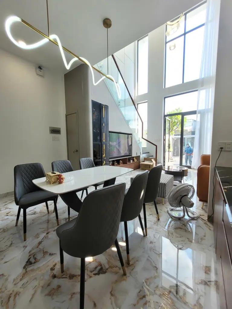 Main-Cần bán gấp nhà hẻm Phú Nông, Vĩnh Ngọc, Nha Trang.  - DT: 235m2 (ngang 5m nở hậu), - Hướng Nam  - DTXD: 190m2 kết hợp 4 phòng trọ cao cấp thu nhập full 9tr/ tháng. - Nhà xây dựng kiên cố, thiết bị hiện đại, Full nội thất mới 100%-3