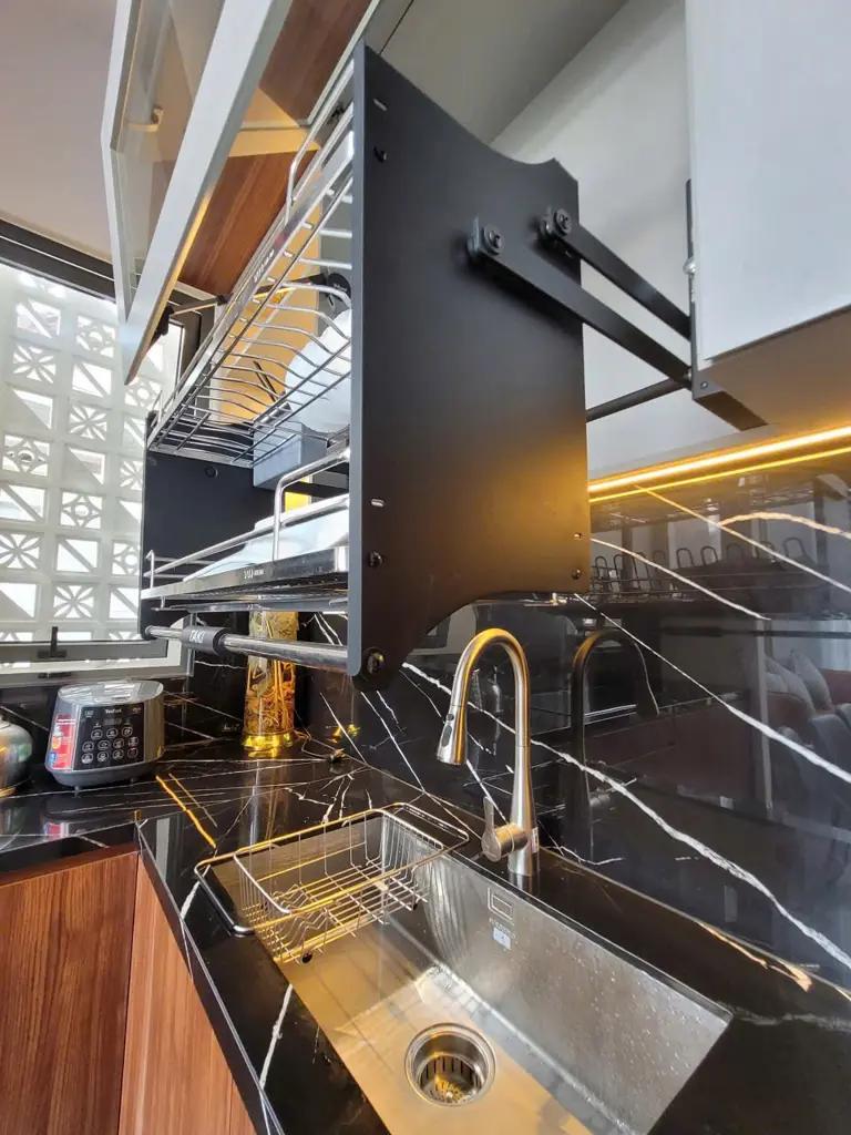 Main-Cần bán gấp nhà hẻm Phú Nông, Vĩnh Ngọc, Nha Trang.  - DT: 235m2 (ngang 5m nở hậu), - Hướng Nam  - DTXD: 190m2 kết hợp 4 phòng trọ cao cấp thu nhập full 9tr/ tháng. - Nhà xây dựng kiên cố, thiết bị hiện đại, Full nội thất mới 100%-2