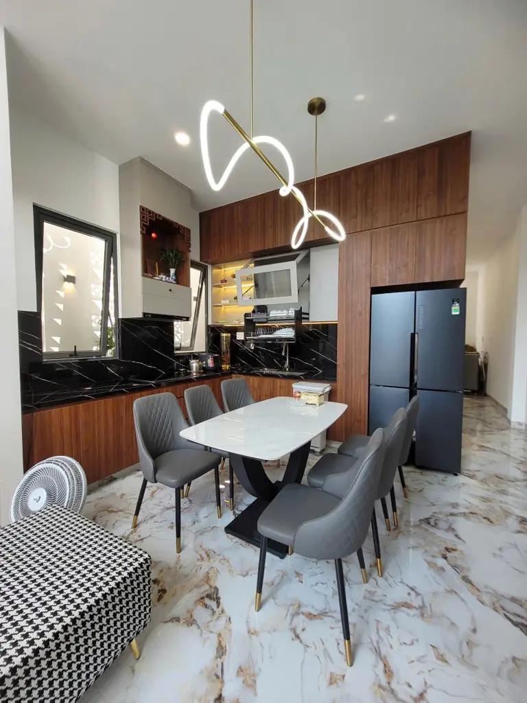 Main-Cần bán gấp nhà hẻm Phú Nông, Vĩnh Ngọc, Nha Trang.  - DT: 235m2 (ngang 5m nở hậu), - Hướng Nam  - DTXD: 190m2 kết hợp 4 phòng trọ cao cấp thu nhập full 9tr/ tháng. - Nhà xây dựng kiên cố, thiết bị hiện đại, Full nội thất mới 100%-4