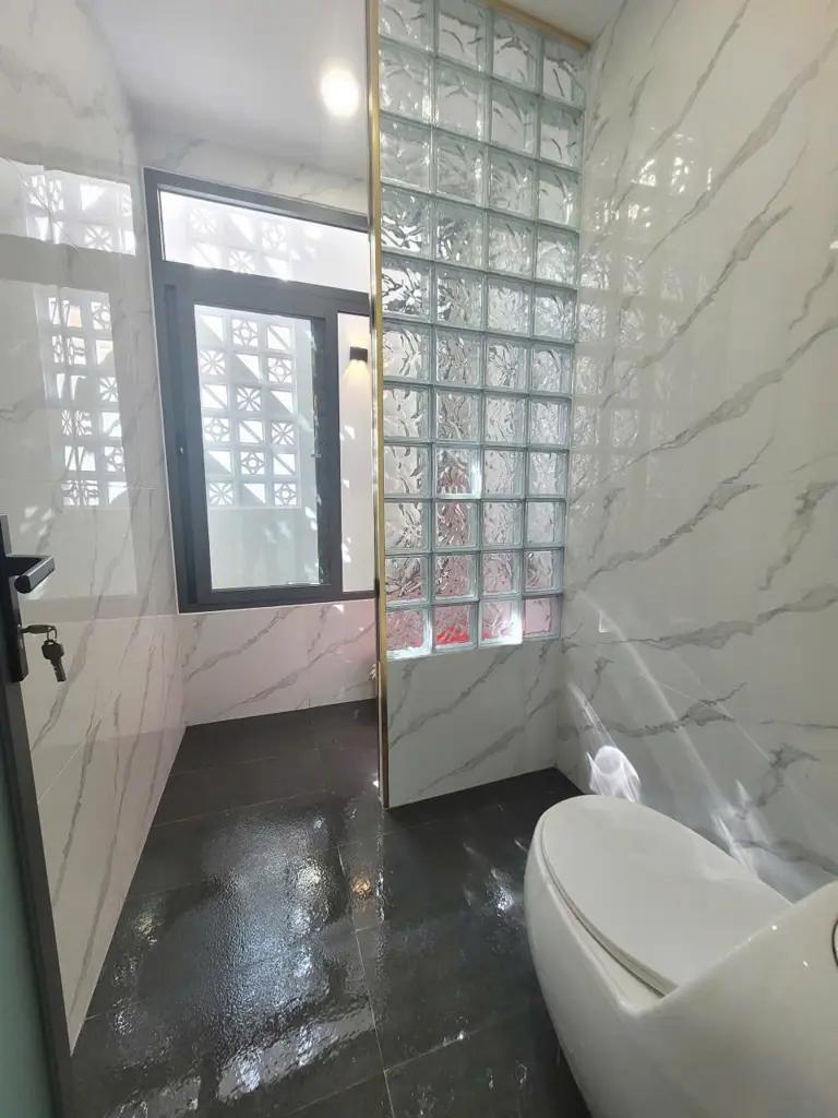 Main-Cần bán gấp nhà hẻm Phú Nông, Vĩnh Ngọc, Nha Trang.  - DT: 235m2 (ngang 5m nở hậu), - Hướng Nam  - DTXD: 190m2 kết hợp 4 phòng trọ cao cấp thu nhập full 9tr/ tháng. - Nhà xây dựng kiên cố, thiết bị hiện đại, Full nội thất mới 100%-5