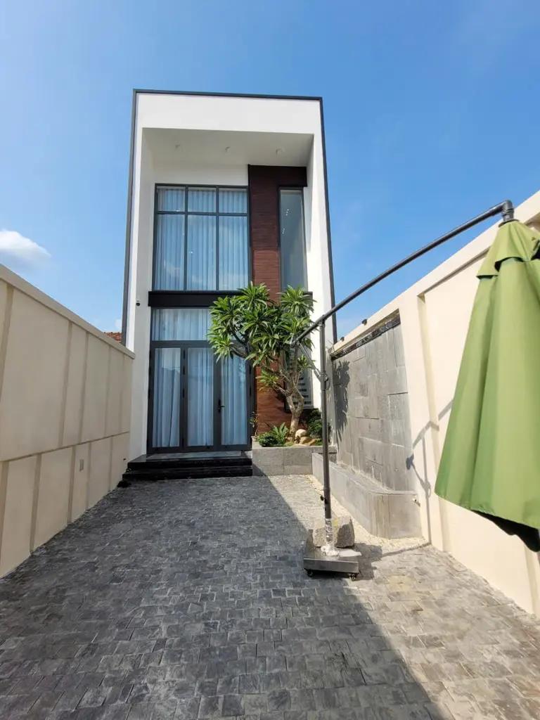 Cần bán gấp nhà hẻm Phú Nông, Vĩnh Ngọc, Nha Trang.  - DT: 235m2 (ngang 5m nở hậu), - Hướng Nam  - DTXD: 190m2 kết hợp 4 phòng trọ cao cấp thu nhập full 9tr/ tháng. - Nhà xây dựng kiên cố, thiết bị hiện đại, Full nội thất mới 100%