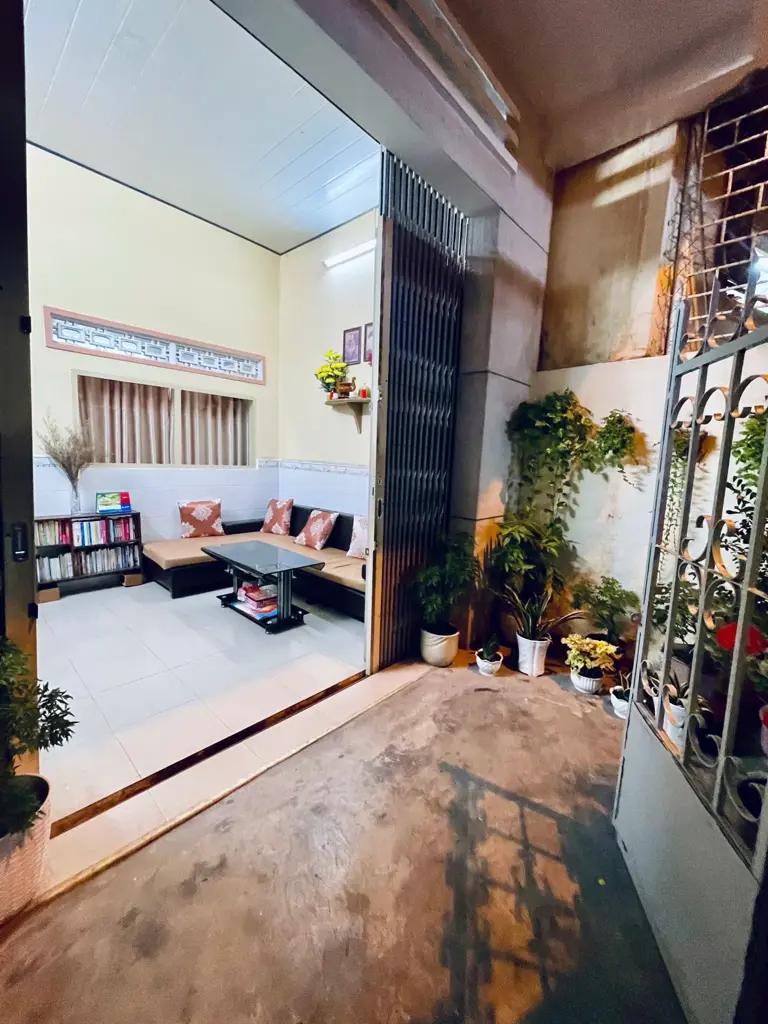 Bán nhà hẻm Trần Bình Trọng, Phước Tiến, Nha Trang.   - DT: 45m2, ( ngang 5,4m) - Hướng Đông Bắc - Nhà 2 tầng: pk, bếp, 3pn, 2wc... - Hẻm xe máy