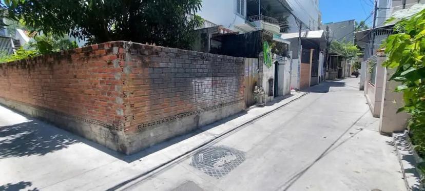 Bán lô đất phường Vĩnh Hòa, cách biển 3 phút đi xem. Vị trí đất nằm trên hẻm thông rộng 3m oto đến tận nơi. Tiện ích gần trường, gần chợ, bến xe phía Bắc. DT: 105,6m2 ngang 5,5m. Hướng: Chánh Nam