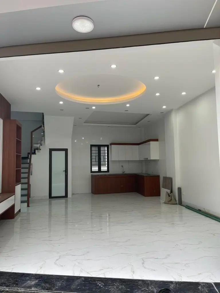 Bán nhà 3 tầng gần cổng Lideco, P. Cao Thắng – Hạ Long ô tô đỗ cửa