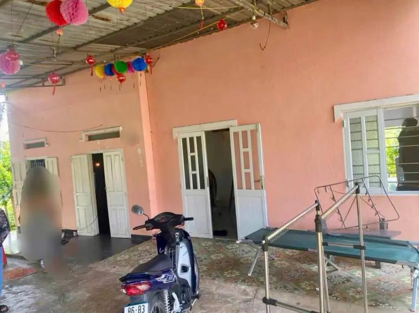 Chủ ngộp bank bán nhà lô đất kèm 2 gian nhà cấp 4 rộng rãi thoáng mát thuộc Phú Long ( Phường Hàm Thắng Mới