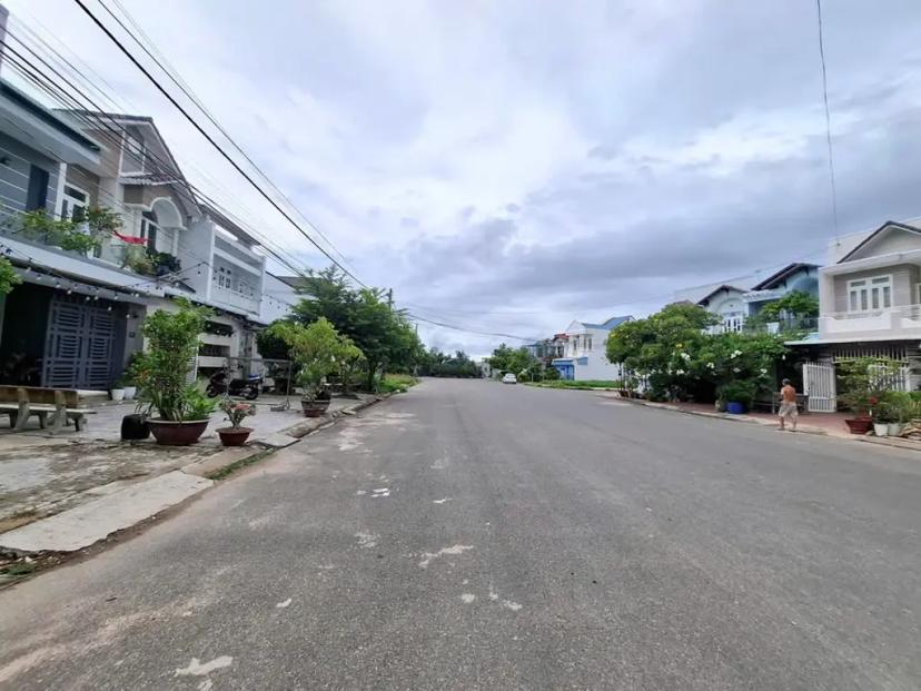 Bán nhà 1 trệt 1 lầu mới mặt tiền đường Nguyễn Văn Linh, cách Lê Duẩn chỉ 100 m, phường Phú Tài