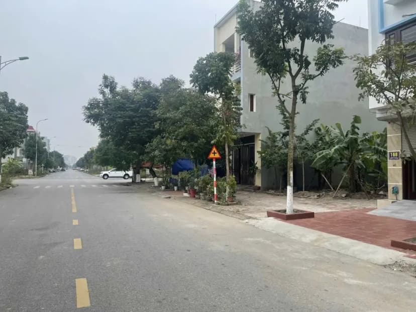 Bán đất khả lễ 1 mặt đường nguyễn quyền. Diện tích 102.6m mặt tiền 4.5m hướng đông nam. Kinh doanh tốt. Cạnh ngã 4 lê thánh tông. Phường võ cường tỉnh bắc ninh
