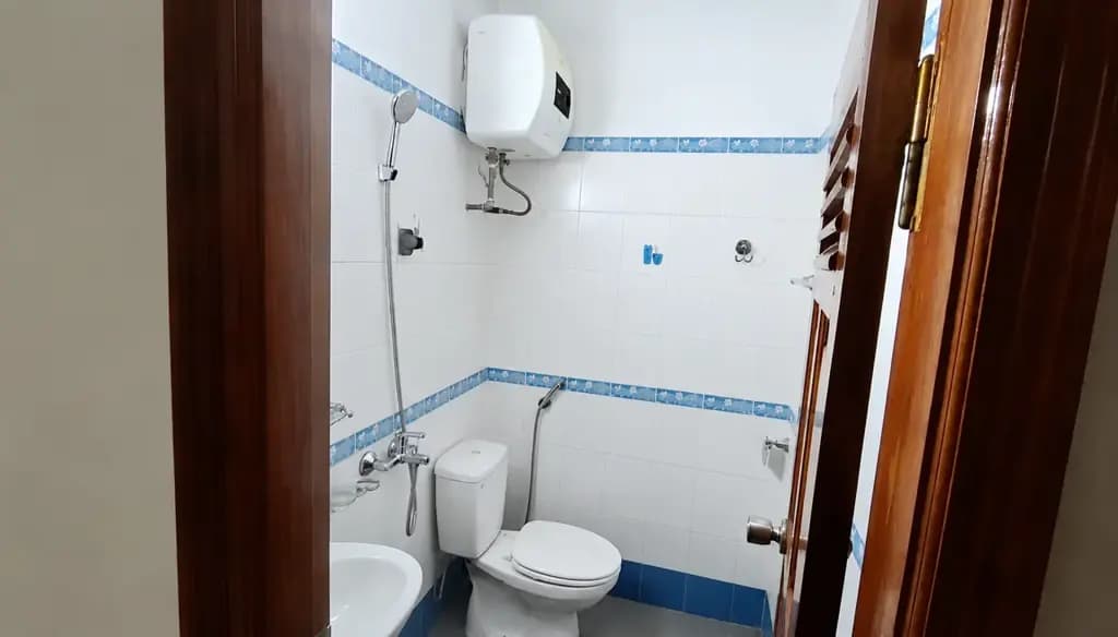 Main-Cho thuê nhà ngõ 50 VÕNG THỊ, Tây Hồ. 15 triệu/ tháng. Ưu tiên: Văn phòng, Hộ Gia Đình, KD Onl, Nhóm đi làm.-4
