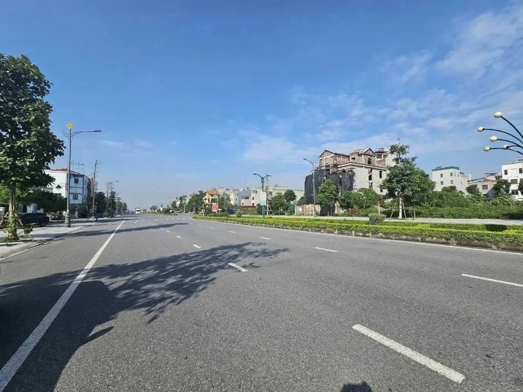 Main-Bán đất biệt thự KĐT đại hoàng long dãy OBT26 mặt đường lý thánh tông rộng 53m. Thông 2 đầu. Diện tích 270m mặt tiền 15m hướng tây bắc & đông nam. Phường võ cường tỉnh bắc ninh-0
