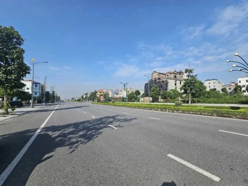 Bán đất biệt thự KĐT đại hoàng long dãy OBT26 mặt đường lý thánh tông rộng 53m. Thông 2 đầu. Diện tích 270m mặt tiền 15m hướng tây bắc & đông nam. Phường võ cường tỉnh bắc ninh