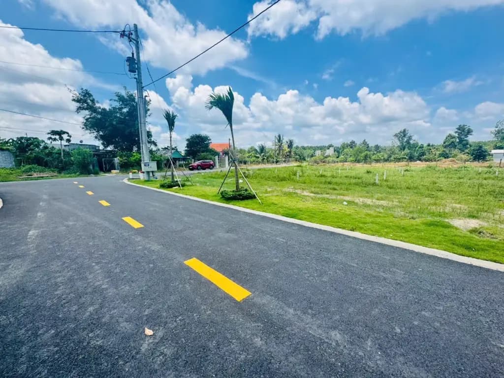Main-KẸT TIỀN VỢ CHỒNG TÔI CẦN BÁN 15X45=680M2, SỔ HỒNG, MT NHỰA GẦN CHỢ KCN GIÁ 545TR-0