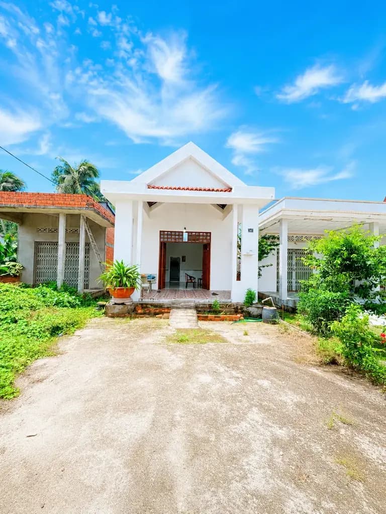 CHỈ CÒN 790 TRIỆU ( ❤️💚 NHÀ CÒN MỚI – SÁT CHỢ ĐỨC TÂN, TÂN TRỤ – LONG AN 🏡 Diện tích: 243m² đất thổ cư 🏠 Nhà xây dựng hơn 100m², còn mới khoảng 95% 🛏️ 2 phòng ngủ – xách vali vào ở ngay 📍 Chỉ cách chợ Đức Tân khoảng 250m – cực kỳ