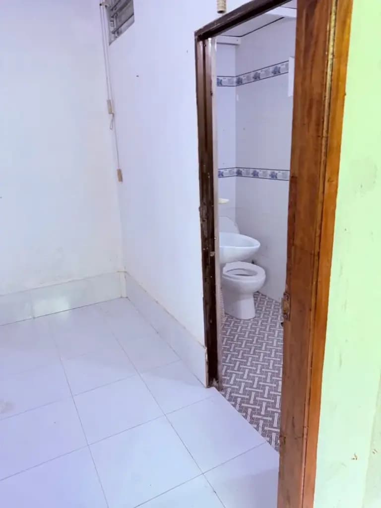 Main-CHỈ CÒN 790 TRIỆU ( ❤️💚 NHÀ CÒN MỚI – SÁT CHỢ ĐỨC TÂN, TÂN TRỤ – LONG AN 🏡 Diện tích: 243m² đất thổ cư 🏠 Nhà xây dựng hơn 100m², còn mới khoảng 95% 🛏️ 2 phòng ngủ – xách vali vào ở ngay 📍 Chỉ cách chợ Đức Tân khoảng 250m – cực kỳ-5