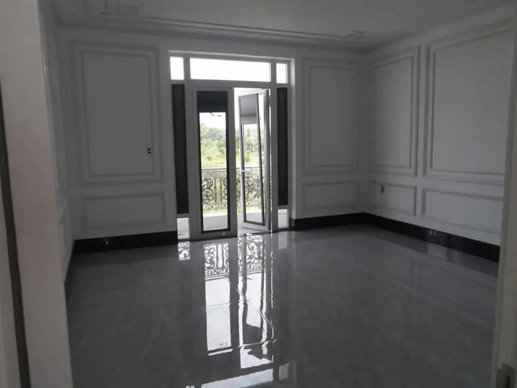 Main-Bán nhà 80m2 xây 1 trệt 2 lầu, giá 1 tỷ 590. Gần KCN VSIP-3