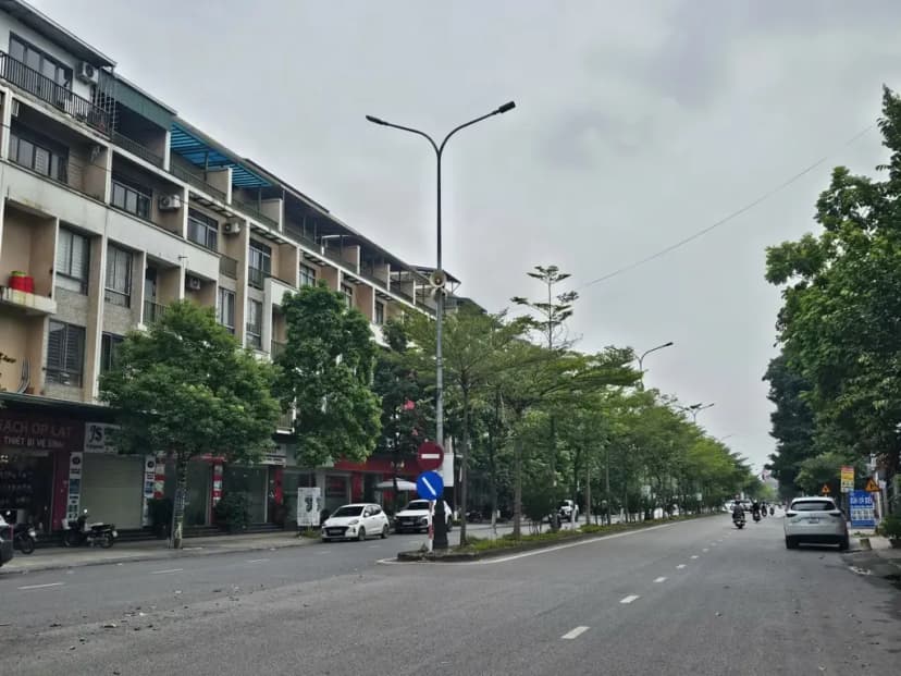 Bán 2 căn liền nhau 5.5 tầng hud-B tại KĐT trầu cau mặt đường bình than khả lễ 1. Kinh doanh tốt. Diện tích 180m mặt tiền 10m hướng đông nam. Phường võ cường tỉnh bắc ninh