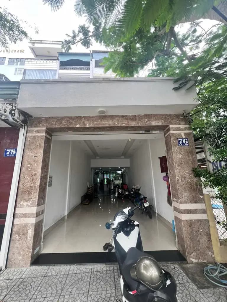 Main-Bán nhà đường lê lợi. Ngay ngã tư .nhà 1 trệt 3 lầu kiên cố. Dt:4,1x24m dt xây dựng 53m2 , diện tích sử dụng 95m2. Giá : 12.5 tỷ thương lượng trực tiếp chủ nhà.-1