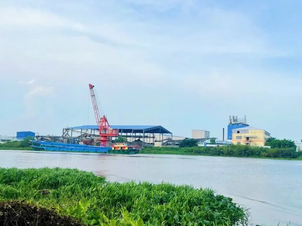 Main-Bán Lô Gốc Đất vườn 2 MT Sông Vàm Cỏ Đông 2570m2 giá 4.2 tỷ tại Xã Thạnh Lợi Huyện Bến Lức Long An-0