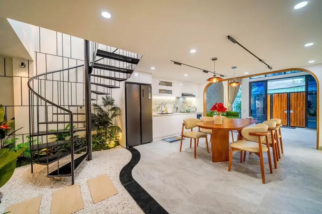 Main-Homestay Ven Biển Mân Thái TP Đà Nẵng , Có Hồ Bơi đẹp , Vị Trí Mặt Tiền , Homestay Mới , chủ vận hành 103tr / tháng 8 Doanh thu Booking . Giá nhỉnh 12tỷ 8 . LH Ms Dung Chị Mập Bán Nhà 0987.631.499-3
