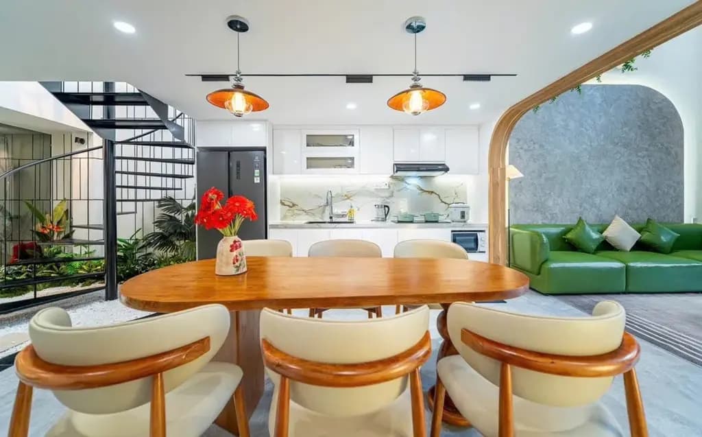 Main-Homestay Ven Biển Mân Thái TP Đà Nẵng , Có Hồ Bơi đẹp , Vị Trí Mặt Tiền , Homestay Mới , chủ vận hành 103tr / tháng 8 Doanh thu Booking . Giá nhỉnh 12tỷ 8 . LH Ms Dung Chị Mập Bán Nhà 0987.631.499-4
