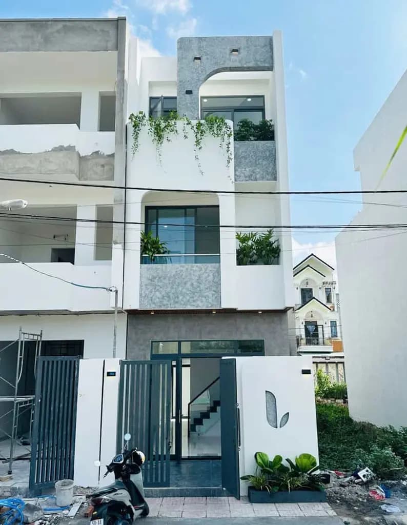 Main-BÁN NHÀ ĐẸP 3 TẦNG – ĐƯỜNG XE HƠI 9M – GẦN PHIM TRƯỜNG LONG THUẬN-0