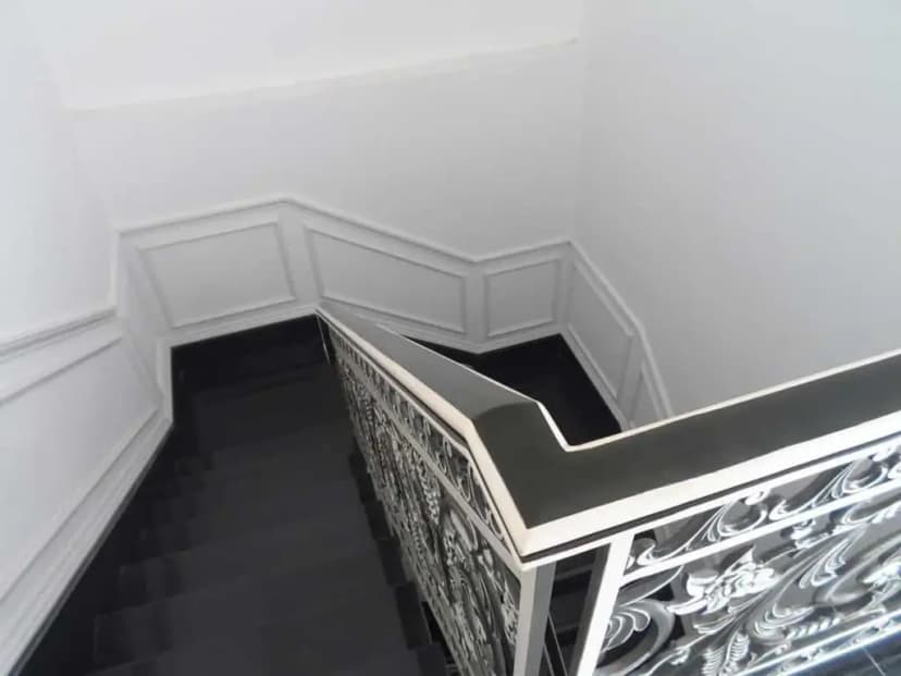 Nhà gần chợ 70m2 xây 1 trệt 2 lầu, giá 1 tỷ 950. Sổ riêng sẵn