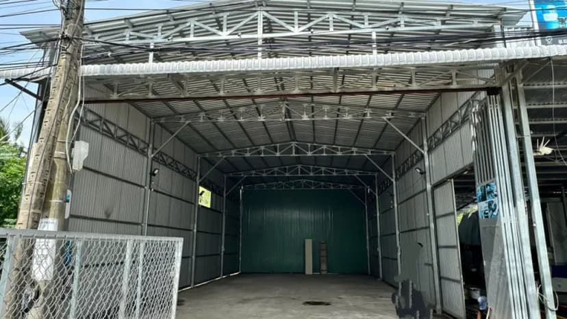 Cho thuê kho xưởng mặt tiền đường xe container 240m2.