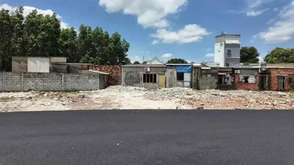 Main-Chủ ngộp ngân hàng hạ giá 200 triệu mỗi lô đất đối diện chợ Tân Bình-3