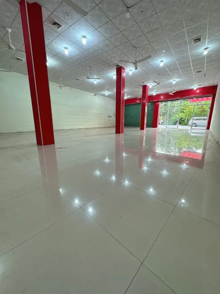 Cho thuê mặt bằng kinh doanh sáng đẹp hơn 200m2 tại Mỏ cày Bắc