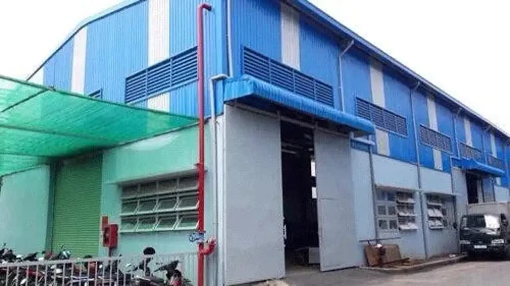 Main-Nhà xưởng cho thuê mặt đường quốc lộ quận 12 dt: 2700m giá 200 triêu/tháng lh; 0908561228-2