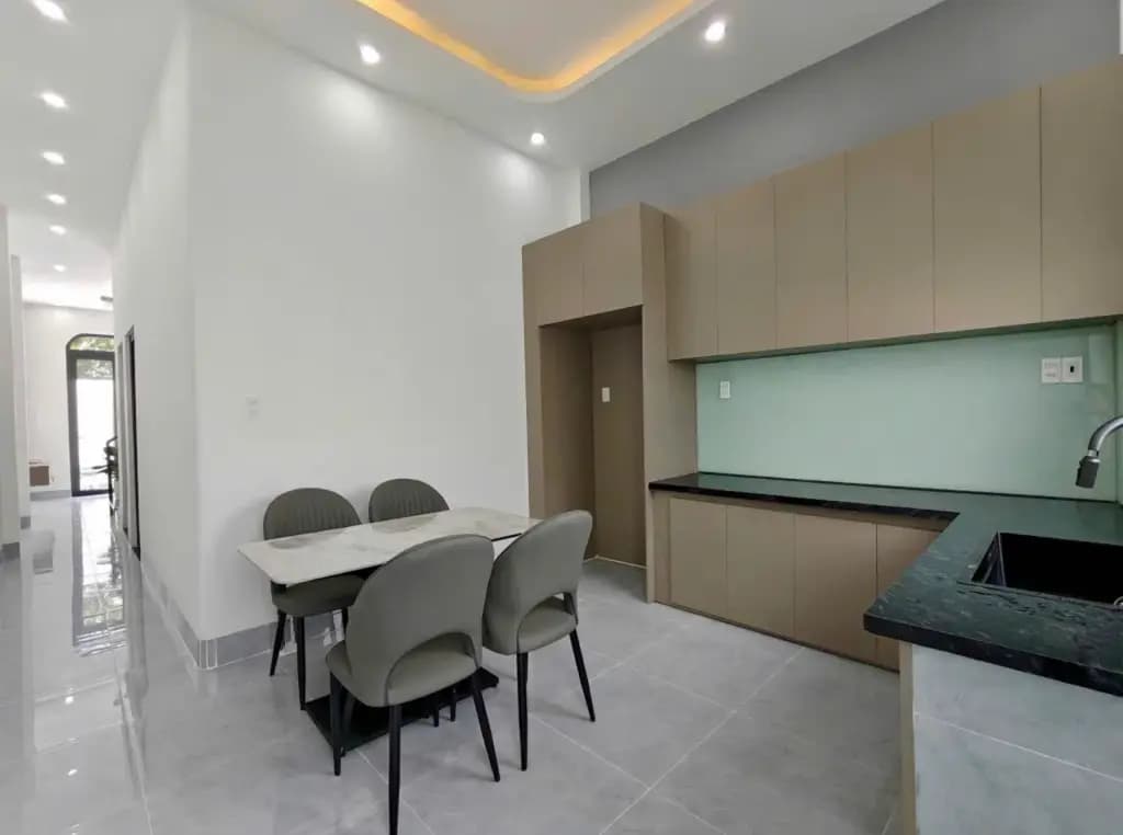 Main-🍀 Cần Tiền Về Quê Bán Nhanh Căn Nhà Trệt Lầu Mới Xây Cuối Đường Đồng Khởi-3
