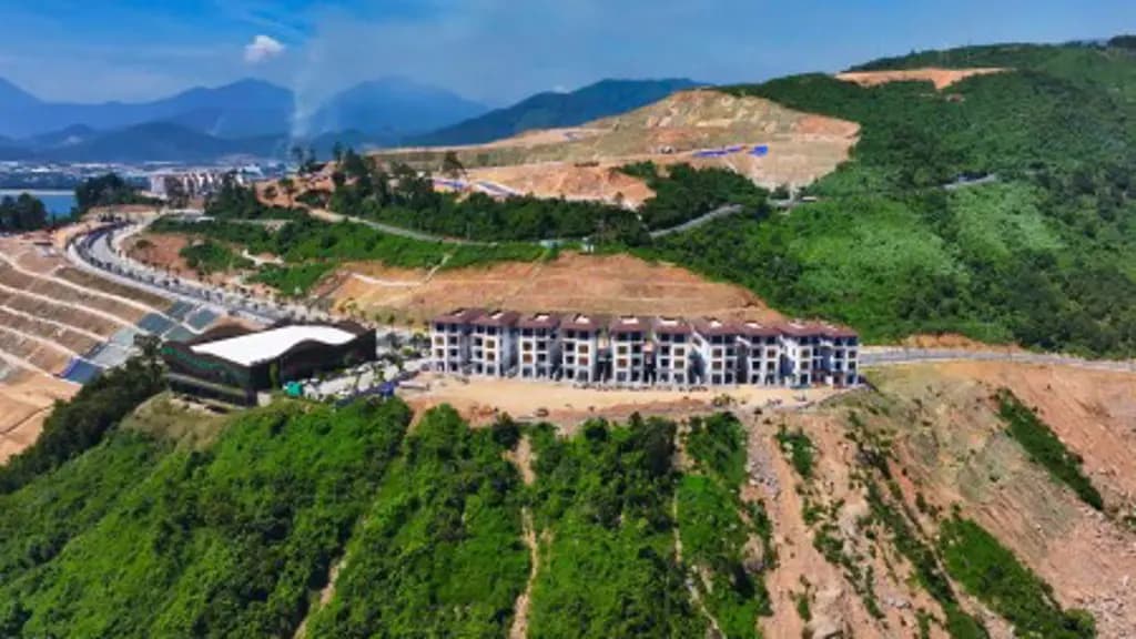 Main-VỊNH MÂY – GÓC NHÌN TỪ SƯỜN ĐỒI HẢI VÂN BAY-0