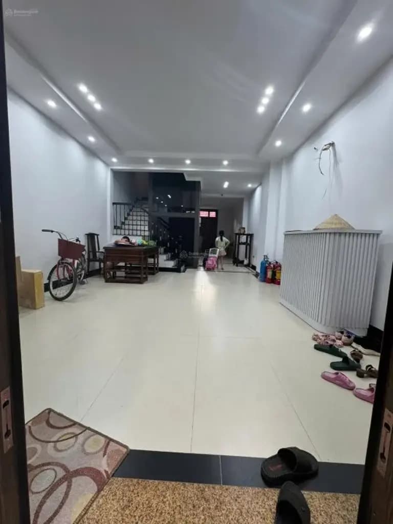 Main-Cho thuê nhà mặt phố Thanh Bình, Mỗ Lao, Hà Đông: DT 80m2 x 2 tầng, MT 6m, thang máy, giá 15 tr/th-2