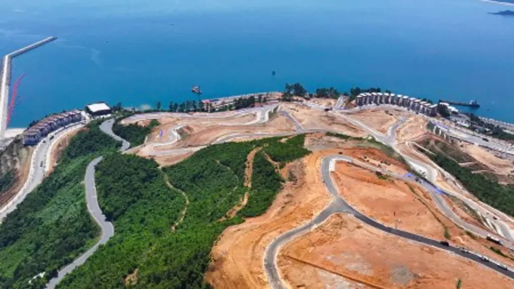 Main-VỊNH MÂY – GÓC NHÌN TỪ SƯỜN ĐỒI HẢI VÂN BAY-1