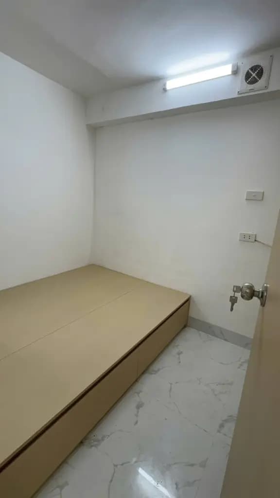 Main-Cho thuê căn hộ tập thể 2 phòng ngủ giá 7tr5 phố Bùi Ngọc Dương-3