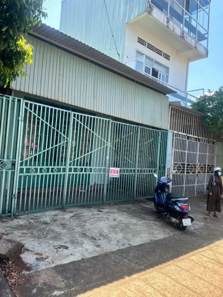 Main-Bán nhà mặt tiền kinh doanh sầm uất Chư Păh: Diện tích 6x22m full thổ cư, giá chỉ 2.05 tỷ-0