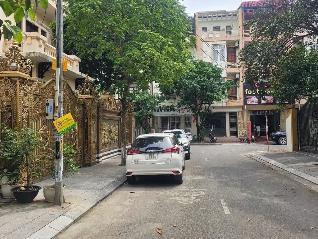 Main-Bán căn biệt thự 3 tầng xây thô thuộc KĐT việt trang mặt đường võ thị sáu khu ninh xá. Diện tích 265m mặt tiền 14m hướng đông nam. Phường kinh bắc tỉnh bắc ninh-1