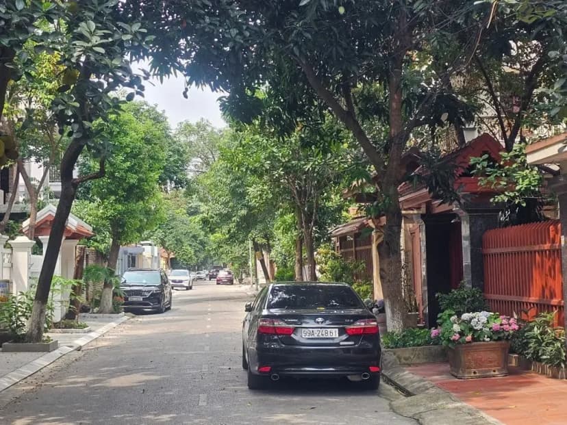 Bán căn biệt thự 3 tầng xây thô thuộc KĐT việt trang mặt đường võ thị sáu khu ninh xá. Diện tích 265m mặt tiền 14m hướng đông nam. Phường kinh bắc tỉnh bắc ninh