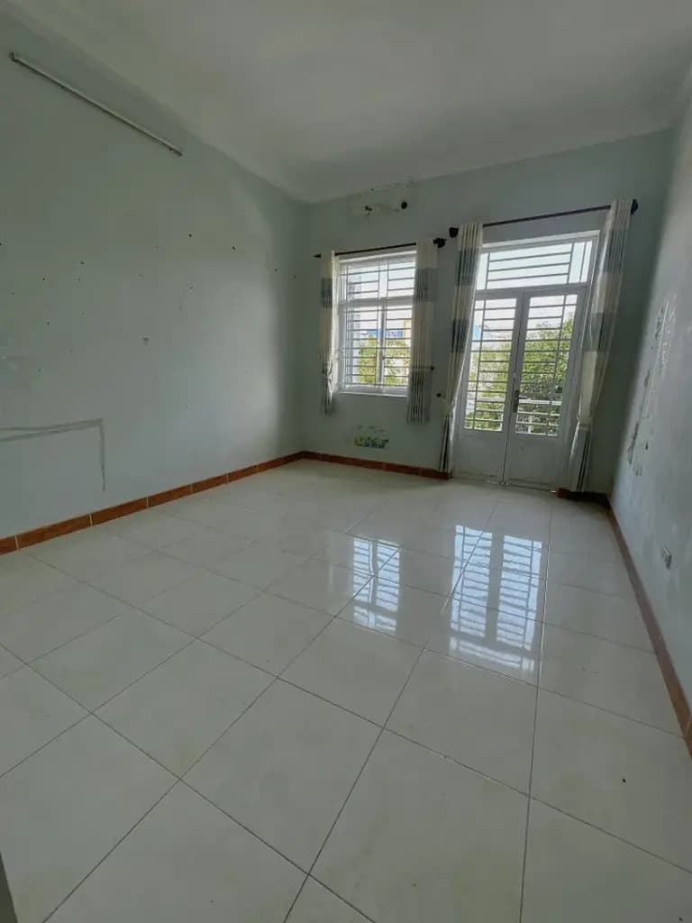 Main-Cho thuê nhà 1 trệt 2 lầu có 4 phòng ngủ khu dân cư Chợ Chùa-2