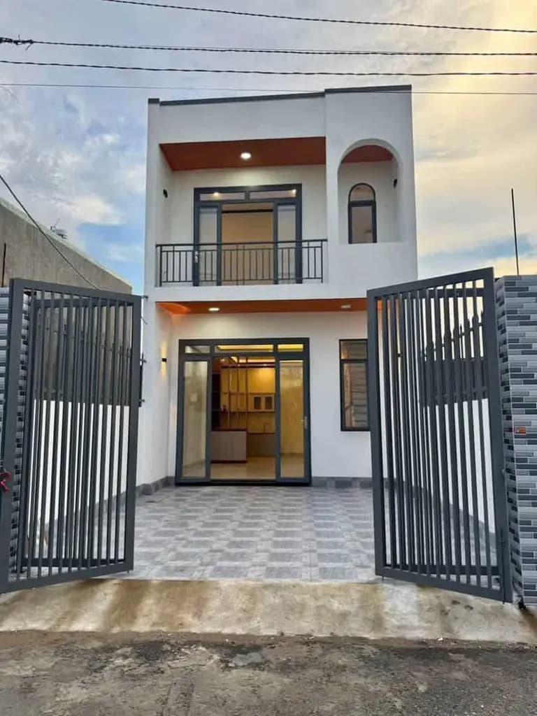 NHÀ LẦU BÁN GẤP CHỦ THU HỒI VỐN Gần ngay cây xăng 75 Đồng Khởi