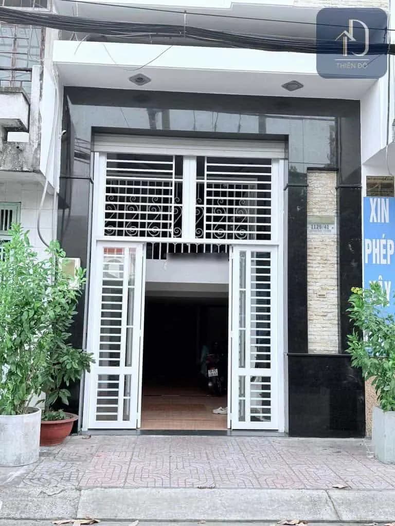 ** Mặt bằng kinh doanh: Đường Lạc Long Quân, Tp.HCM