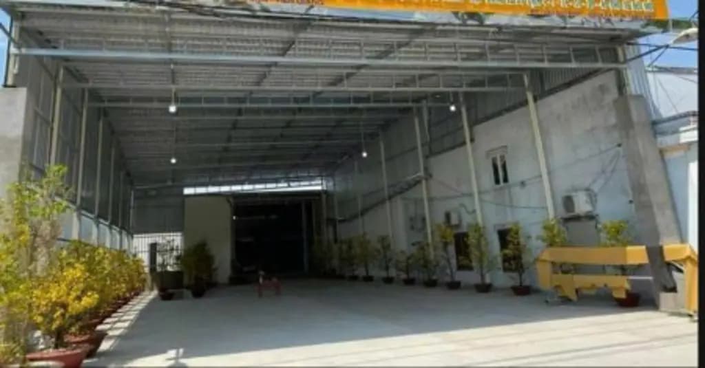 Main-Cho thuê kho Quốc lộ 50 giá 11tr có sẵn kho, mặt tiền đường-3