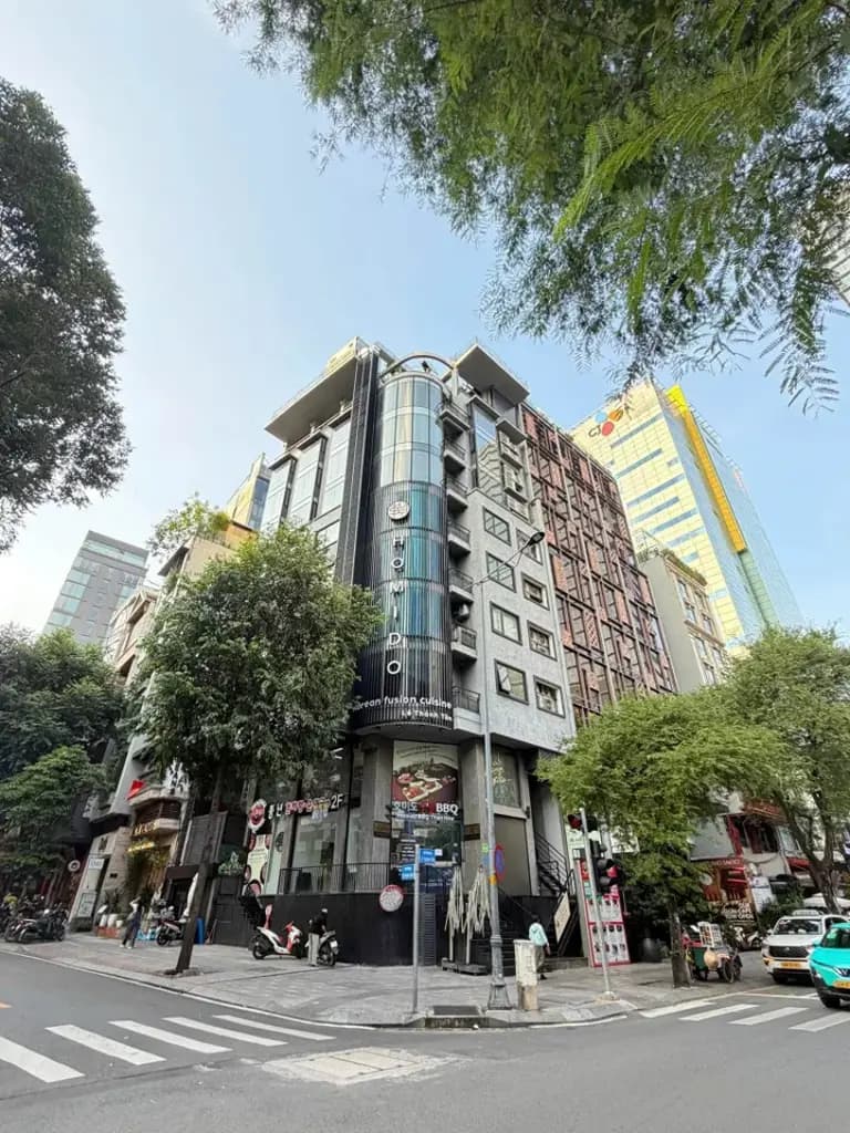 Main-🌟 QUẬN 1 – CHO THUÊ TÒA NHÀ GÓC 2 MT 12 LÊ THÁNH TÔN – 10x16M, NỞ HẬU 11.7M – HẦM + 10 TẦNG – 1.300M² SÀN – GIÁ 500TR/THÁNG!-3