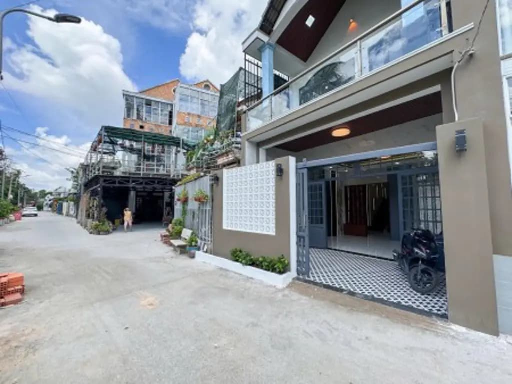 Main-Bán 124m² đất Ngay Cổng chào Bình Dương - Ngang 10m, đường ô tô - Có sẵn 2 căn nhà - Sát SG, QL13-6