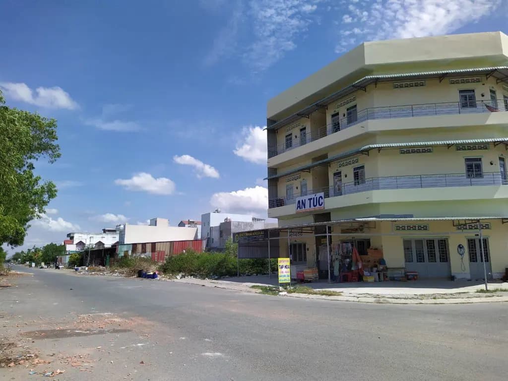 Main-Bán Đất 100m2 có sẵn 100 m2 thổ cư giá 2.9 tỷ tại Xã Long Hậu Huyện Cần Giuộc Long An-0