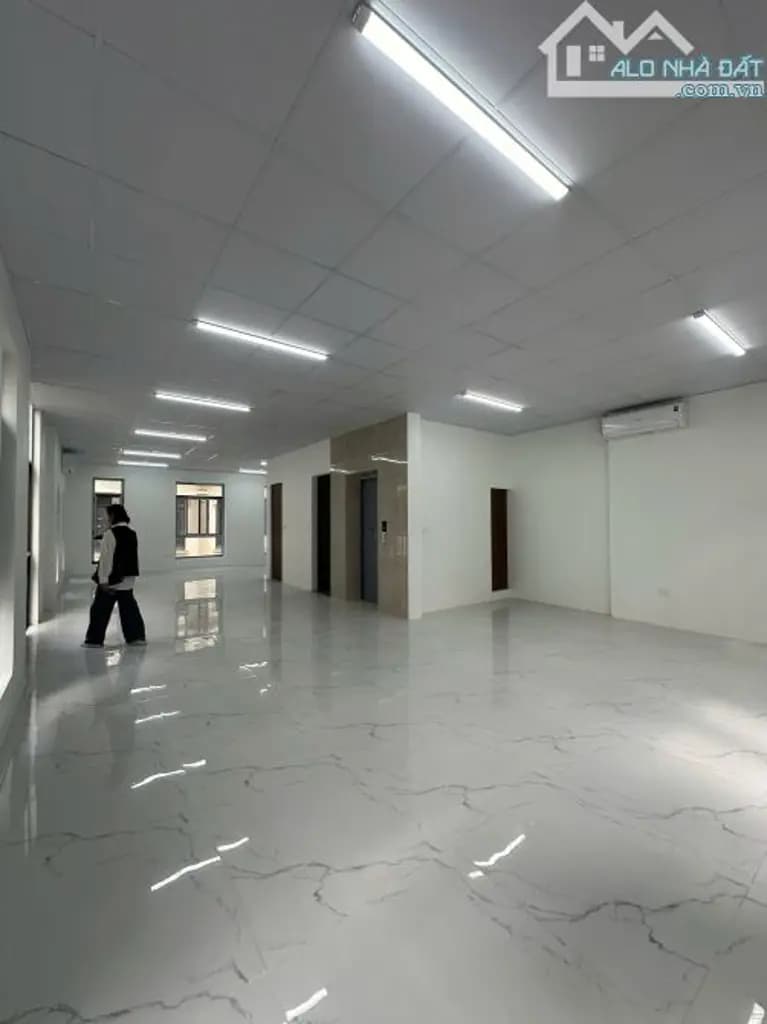 Cho thuê văn phòng Him Lam Vạn phúc , diện tích 100 m2, 2 mặt thoáng, sàn đẹp như ảnh