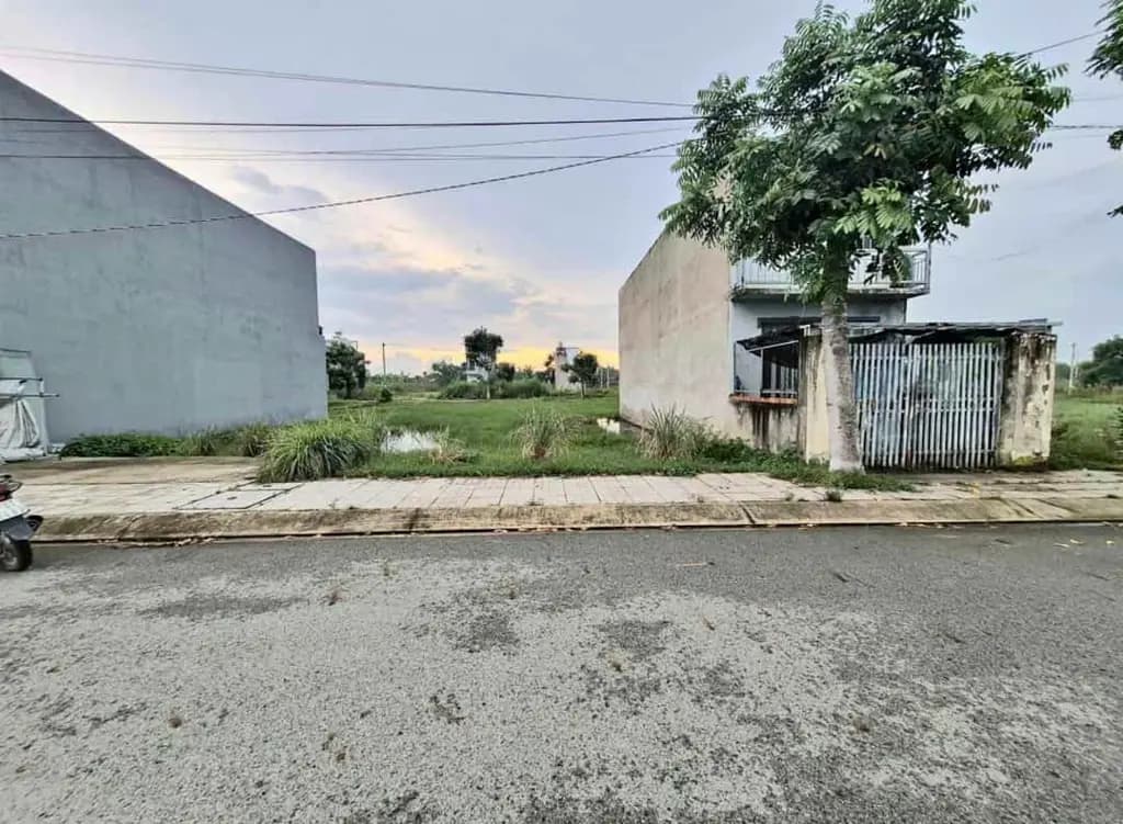 DỪNG LẠI 5 GIÂY, KHÁM PHÁ LÔ ĐẤT 300M² NÀY!