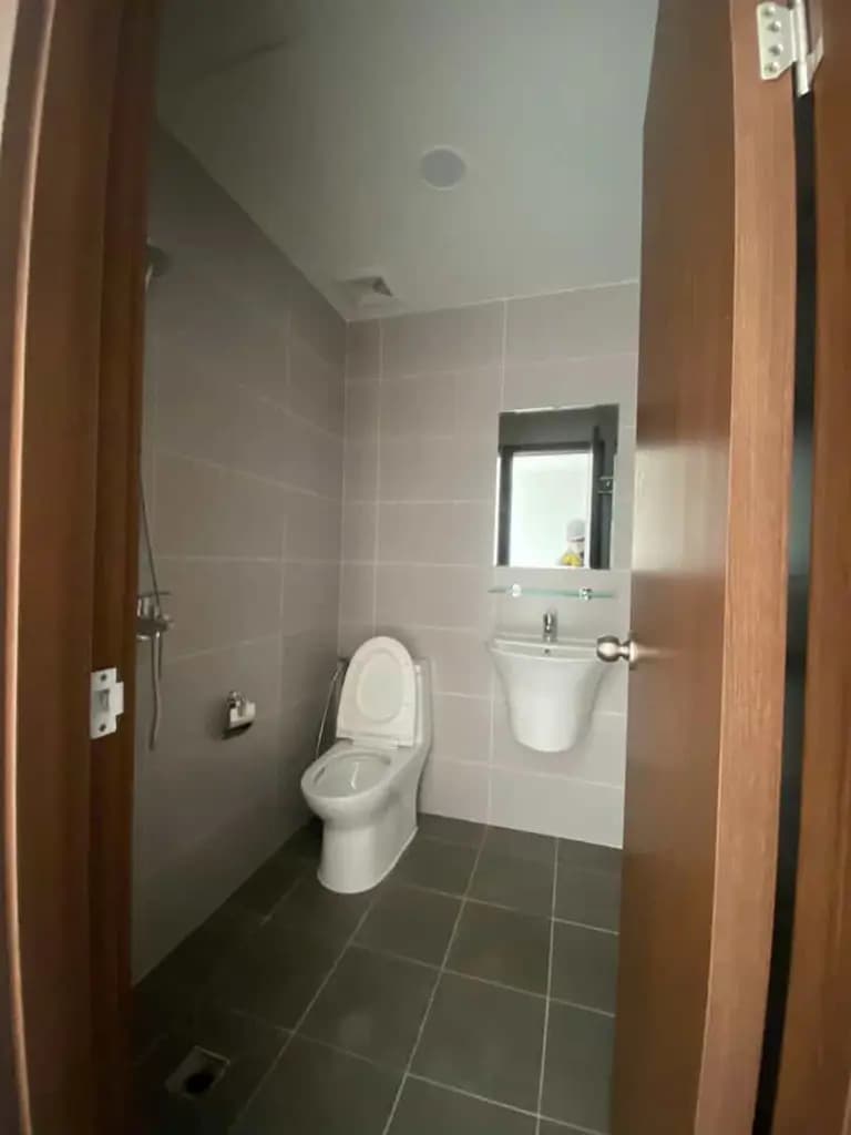 Main-CẦN BÁN GẮP căn hộ De La Sol Q.3, 7.05 tỷ, 75m2, 2PN 2WC, nội thất cơ bản, thoáng mát, SHR-2
