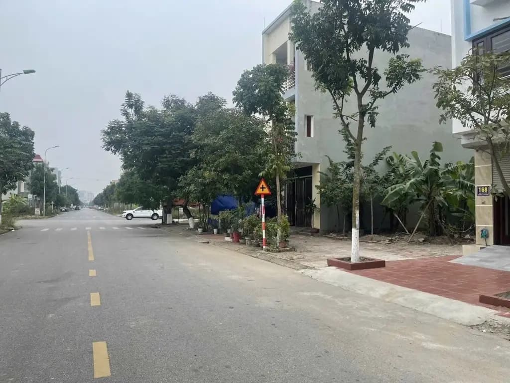 Main-Bán đất khả lễ 1 mặt đường nguyễn quyền. Diện tích 102.6m mặt tiền 4.5m hướng đông nam. Kinh doanh tốt. Cạnh ngã 4 lê thánh tông. Phường võ cường tỉnh bắc ninh-0